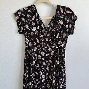Black floral casual cap-sleeve v-neck dress. Knee length
